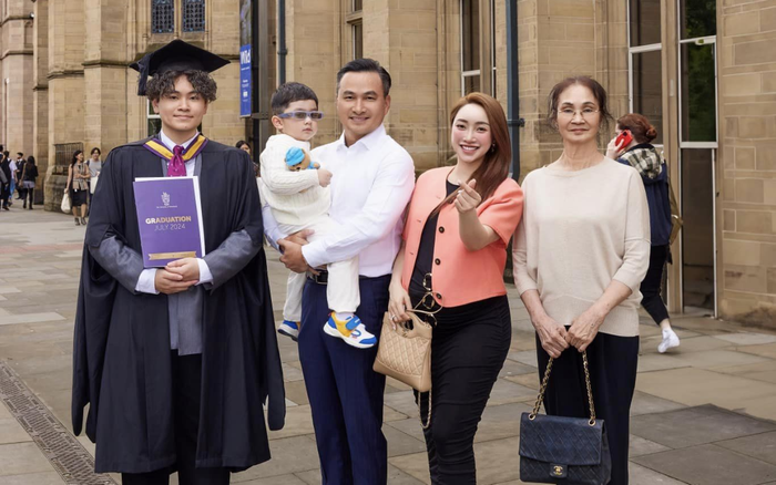 Trong chuyến đi này, Chi Bảo còn đưa mẹ ruột và bà xã Thuỳ Chang, con trai út Gia Khang sang chúc mừng quý tử Gia Cát. Ảnh: FBNV