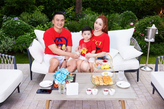 Dù không còn hoạt động trong giới showbiz, vợ chồng Chi Bảo vẫn chú ý đến việc giữ gìn hình ảnh chỉn chu mỗi khi xuất hiện trên mạng xã hội. Ảnh: FBNV