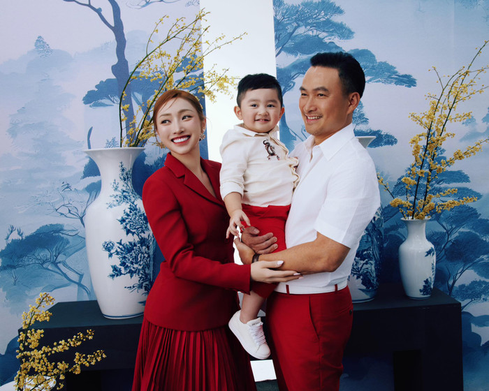 Chi Bảo vui vẻ chụp ảnh với vợ và con trai thứ. Ảnh: FBNV