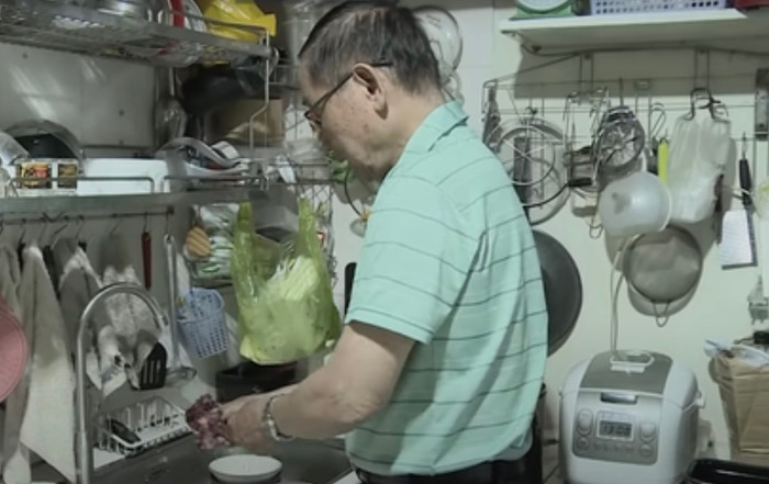 Cuộc sống giản dị của hai vợ chồng tuổi xế chiều.