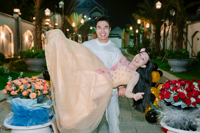 Lê Dương Bảo Lâm gây thích thú khi bồng bế bà xã xinh đẹp tại buổi tiệc.