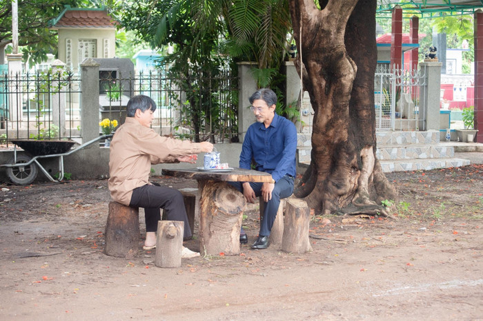 Không khí uống trà căng thẳng của 'ông xã' Thuý Diễm và 'chồng' Nhật Kim Anh.