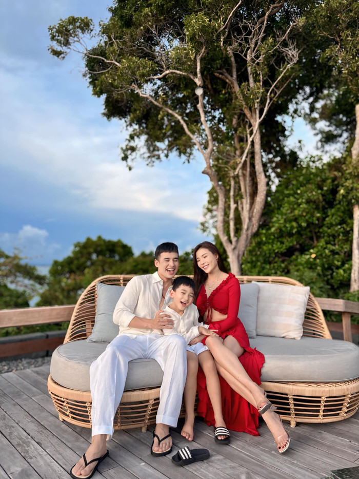 Con trai của Lương thế Thành có đôi chân dài, hứa hẹn có chiều cao 'khủng' trong tương lai.