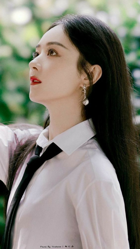 Triệu Lệ Dĩnh hôn công khai một người đàn ông trên phố đông người, chuyện gì đây? Ảnh 1