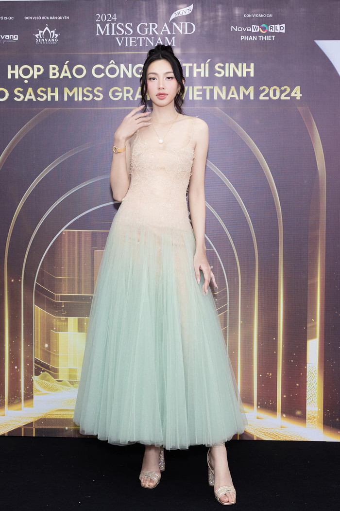 Mới đây, Hoa hậu Thùy Tiên gây ấn tượng khi xuất hiện lộng lẫy tại thảm đỏ Miss Grand Vietnam 2024. Trong tạo hình lần này, nàng hậu được ví von xinh như nàng công chúa bởi vẻ đẹp ngọt ngào, trong sáng. Bên cạnh vẻ đẹp công chúa ngọt ngào, Hoa hậu Thùy Tiên còn khiến dân tình choáng nhẹ khi mang gần 1 tỷ đồng cho lần xuất hiện này. 