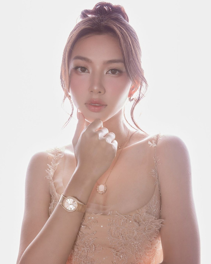 Món đồ đắt nhất trong out-fit lần này của Thùy Tiên chắc hẳn là đồng hồ và dây chuyến đến từ thương hiệu xa xỉ Piaget. Theo tìm hiểu, chiếc đồng hồ Limelight Gala được đính khoảng 60 viên kim cương, phần dây làm từ chất liệu vàng 18K. Hiện dòng đồng hồ này có giá dao động hơn 600 triệu VNĐ.