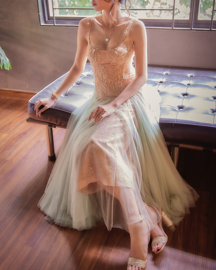 Mẫu thiết kế này nằm trong bộ sưu tập Thu - Đông của nhà mốt Montsand, với mức giá dao động khoảng 10 triệu VNĐ.