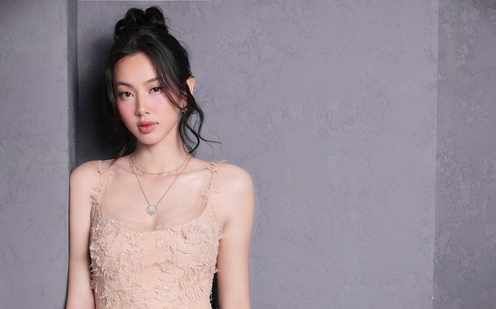 Hoa hậu Thùy Tiên diện đồ giá 1 tỷ đến thảm đỏ Miss Grand Vietnam Ảnh 2