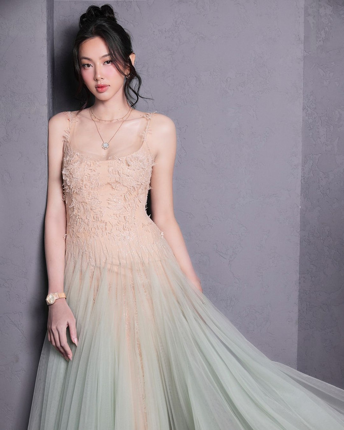 Hoa hậu Thùy Tiên thu hút với vóc dáng nuột nà trong chiếc váy xinh xắn đến từ thương hiệu Montsand. Chiếc váy được thiết kế khá độc đáo với phần trên là áo hai dây giúp Thùy Tiên dễ dàng khoe được vòng 1 nét căng. Ở phần thân dưới lại đầy ấn tượng với lớp vải ren màu bạc hà được phủ bên ngoài. Cách sắp xếp này tạo nên hiệu ứng vô cùng đẹp mắt.