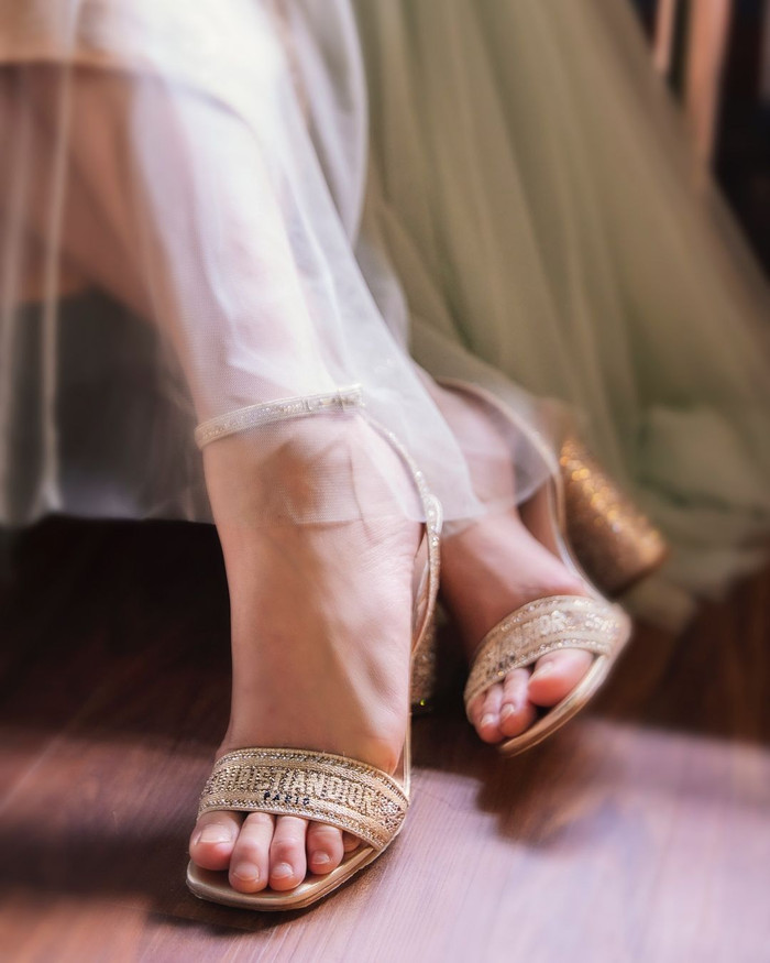 Điểm kết của bộ out-fit chính là đôi dép xăng đan gót Dway giá 63 triệu VNĐ. Đôi dép xăng đan gót này được làm từ vải cotton thêu chỉ kim loại và trang trí bằng đá quý tông vàng. Quai dép tinh tế được nhấn nhá bằng phần trên bằng vải cotton thêu chữ ký Christian Dior Paris. Ở những bộ trang phục khi kết hợp cùng đôi Dway này sẽ làm tăng thêm vẻ đẹp thanh lịch, duyên dáng.