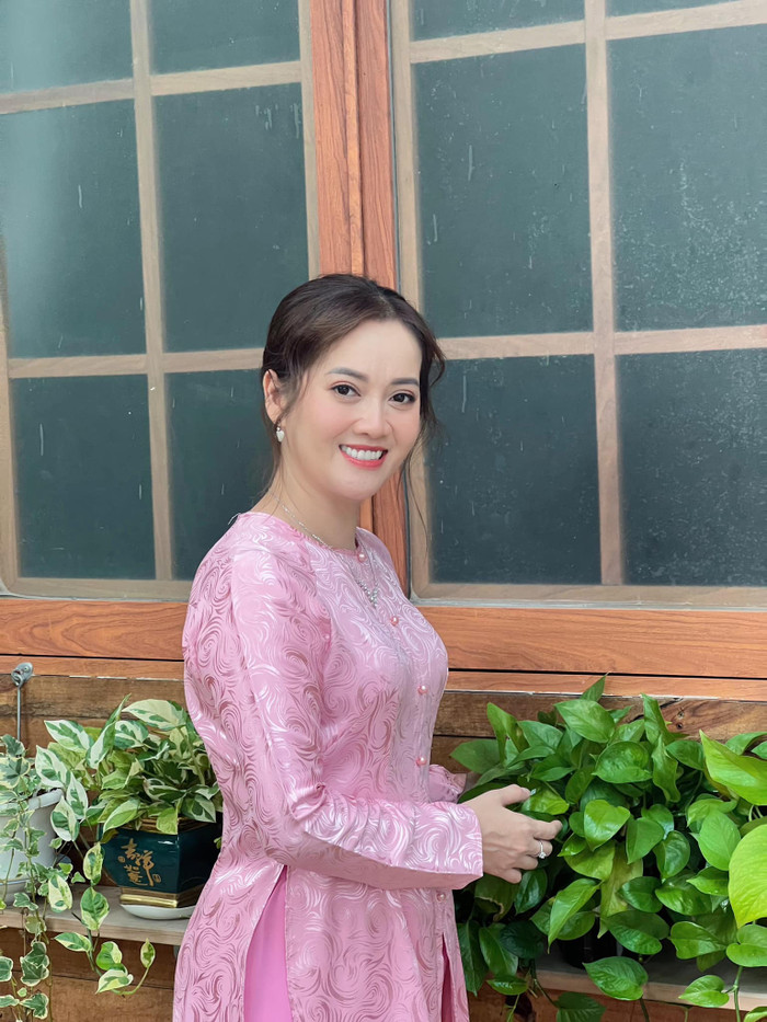 Con gái cố nghệ sĩ ưu tú Vũ Linh diện áo bà ba, tham gia trong một sản phẩm âm nhạc của người anh thân thiết.