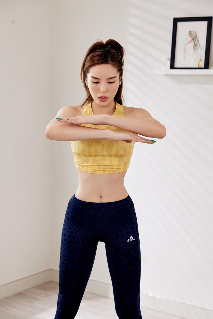 Và việc luyện tập thể dục hẳn là chiếc chìa khóa không thể thiếu giúp Kỳ Duyên sở hữu thân hình vạn người mê. Mỗi ngày, Kỳ Duyên dành khoảng 30 phút, thực hiện nhiều động tác giảm mỡ toàn thân bằng phương pháp cardio. Theo người đẹp, các động tác như squat nghiêng đùi, plank mông nghiêng tác động vào phần eo khá nhiều, đòi hỏi người tập phải có sức bền. 