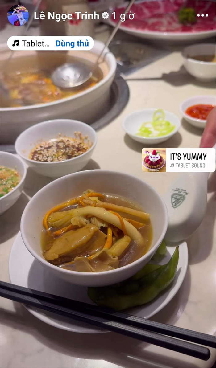 Theo SAOStar ghi nhận, Ngọc Trinh được ông xã dẫn đến một nhà hàng lẩu để tẩm bổ sức khỏe. Trong thước phim ngắn, có thể thấy, cặp đôi đã lựa chọn những nguyên liệu đắt đỏ như bào ngư, hải sâm, nấm đông trùng hạ thảo,… có công dụng bổ huyết, tăng cường sức đề kháng cho cả mẹ bầu và em bé.  