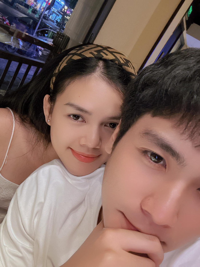 Có thể thấy, Ngọc Trinh được ông xã hết mực nuông chiều và chăm sóc. Nhìn vào nhan sắc và vóc dáng hiện tại, nhiều ý kiến cho rằng nàng mẫu ngày càng nhuận sắc. Dù chỉ để mặt mộc và thoa chút son nhưng nhan sắc lúc mang bầu của cô vẫn vô cùng thu hút.  