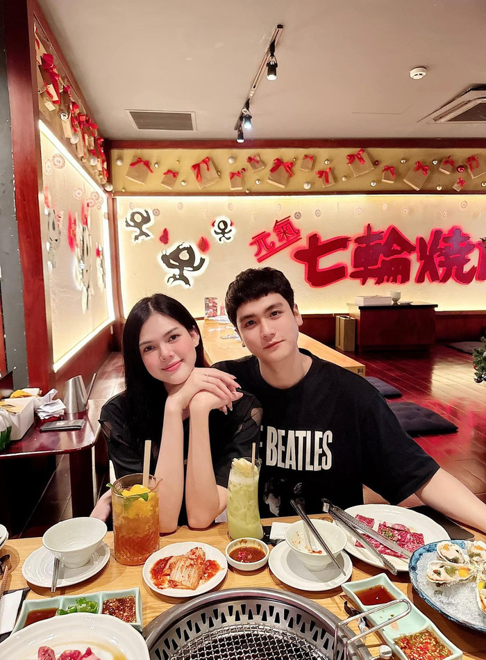 Ngọc Trinh chính thức công khai bản hôn thú hôm 01/4. Hơn ba tháng về chung một nhà với nam diễn viên Hoàng Thiên Tây, cô xác nhận có tin vui. Theo chia sẻ, nàng mẫu đang tận hưởng tháng ngày chuẩn bị lên chức mẹ bỉm sữa trong niềm vui và hạnh phúc. Ngọc Trinh và Thiên Tây nói lời yêu từ cuối năm 2023. Người đẹp cho biết chỉ khi gặp được anh, cô mới biết đâu là hạnh phúc thật sự.  