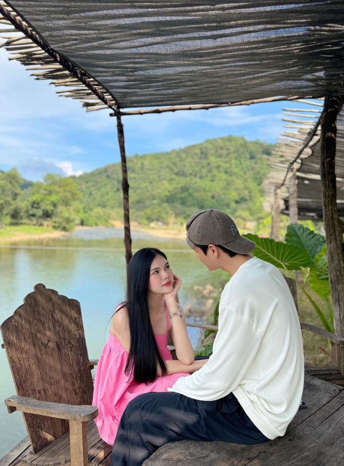 Thời gian gần đây, cặp đôi đang thu xếp tân trang cho ngô gia mới. Trong những thước phim đăng tải, nàng mẫu lo liệu chuyện mua trang thiết bị nhà cửa cho tổ ấm uyên ương. Thời điểm tình yêu đơm hoa, ông xã Ngọc Trinh mong muốn làm hậu phương vững chắc cho cô. Mọi chuyện lớn nhỏ xoay quanh người đẹp đều được một tay anh vun vén kỹ lưỡng. 