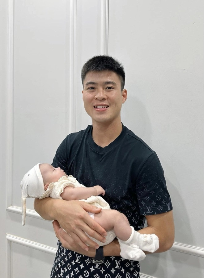 Duy Mạnh khoe con gái cưng.