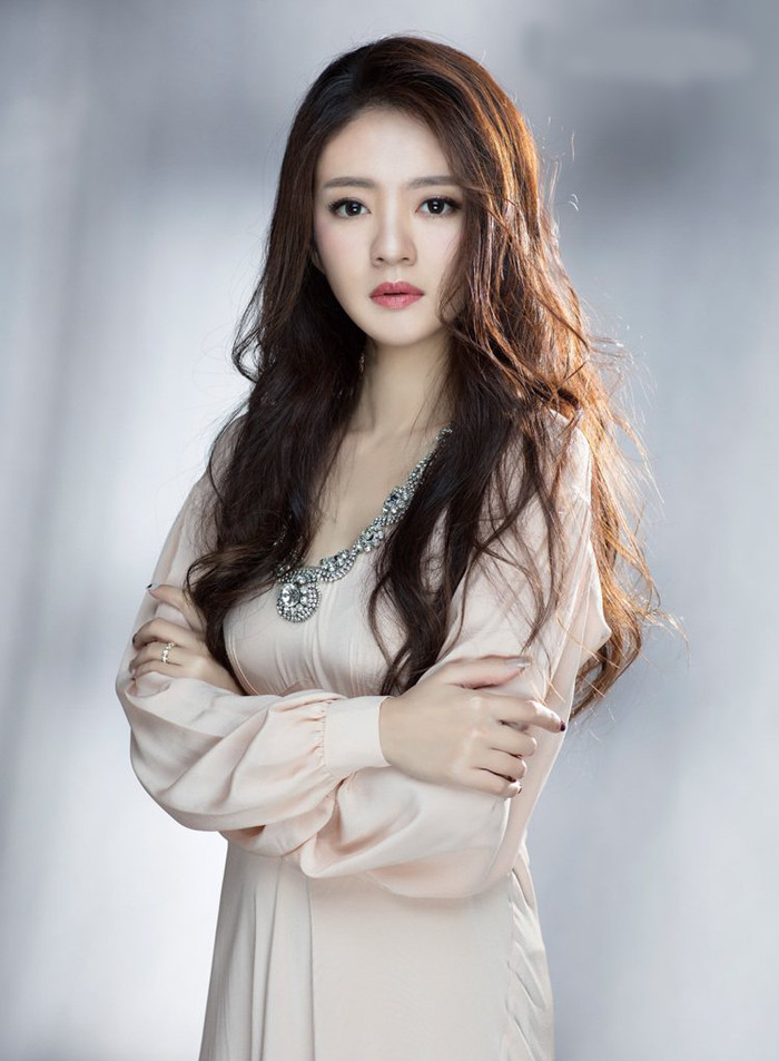 An Dĩ Hiên từng có cuộc sống xa hoa, thường tổ chức những buổi tiệc để phô trương sự giàu có. 