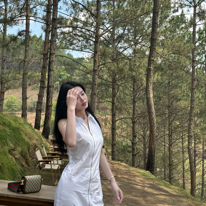 Những năm qua, các ngôi sao thường có xu hướng sưu tầm nhiều mẫu mã, không muốn “đụng hàng” và chỉ xuất hiện một lần trước công chúng. Việc tái sử dụng items của Á hậu Bùi Khánh Linh được xem là khá hiếm. Qua đó phần nào phản ánh phong cách sống của cô.