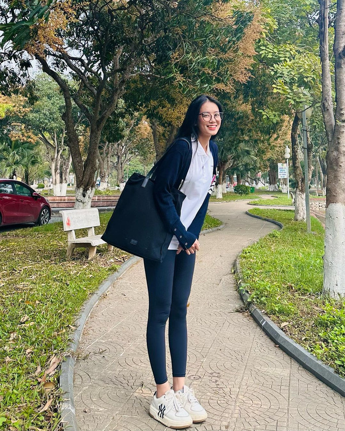 Thực tế, Bùi Khánh Linh có lối sống tiết kiệm, ăn chắc mặc bền. Lượt xem dòng thời gian từ ngày dự thi Miss World Vietnam 2022 đến thời điểm hiện tại, những món phụ kiện đắt đỏ dường như vắng bóng trong tủ đồ của Bùi Khánh Linh. Đặc biệt, hình ảnh những mẫu túi thuộc nhà mốt quốc tế chỉ đếm trên đầu ngón tay.