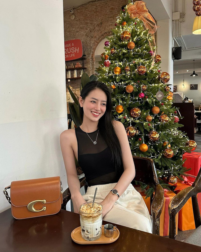 Ở thước ảnh xuống phố trà chiều, nàng hậu bắt cận chiếc túi nắp gập nhuộm tông nâu da bò thuộc nhà mốt Coach. Được biết, dòng túi có giá dao động từ 22 đến 33 triệu đồng tùy vào kích cỡ.  