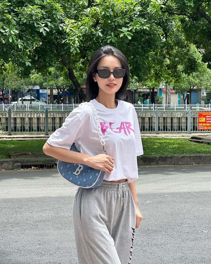 Mẫu túi hiệu lần đầu tiên xuất hiện trên bảng tin của Á hậu Bùi Khánh Linh là “đứa con tinh thần” của thương hiệu MLB. Theo thông tin từ cửa hàng trực tuyến, dòng Diamond Monogram denimlike hobo có giá bán khoảng 3,1 triệu đồng.  