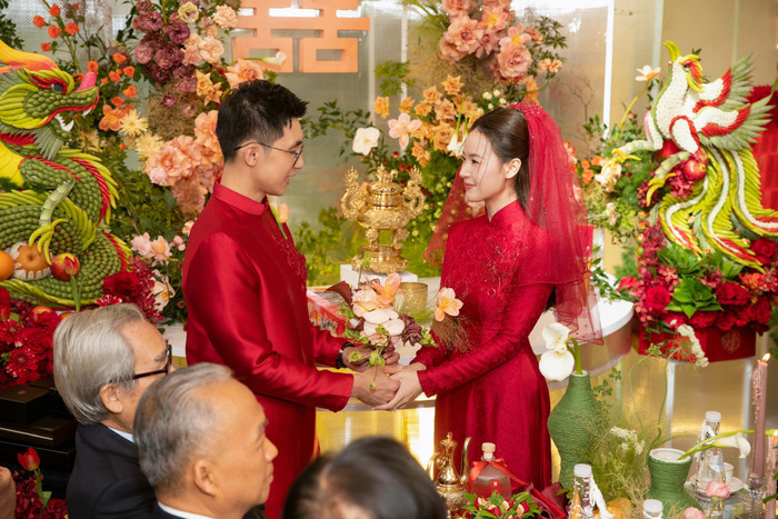 Midu tươi rói thực hiện lễ nghi, thủ tục với chồng trong lễ ăn hỏi. Ảnh: FBNV