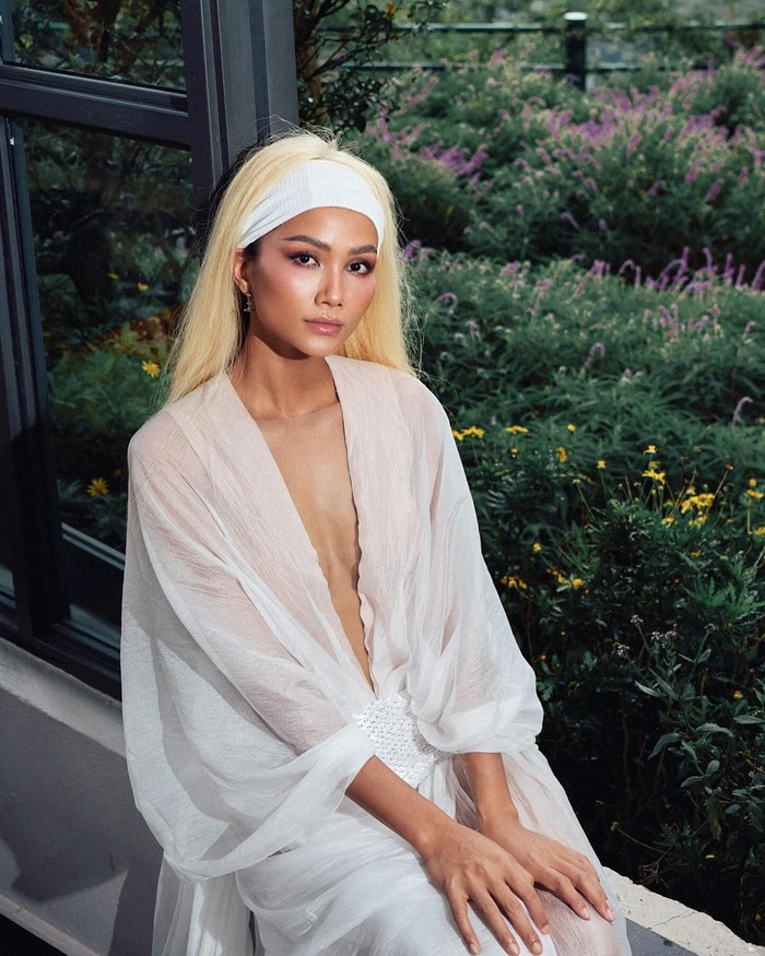 Mới đây, Hoa hậu H'Hen Niê thu hút sự chú ý với thước ảnh thơ mộng cực mãn nhãn. Trước khoảnh khắc này, nhiều ý kiến cho rằng H'Hen Niê đang chụp bộ ảnh cô dâu trước thềm lên xe hoa theo chàng về dinh. &nbsp;