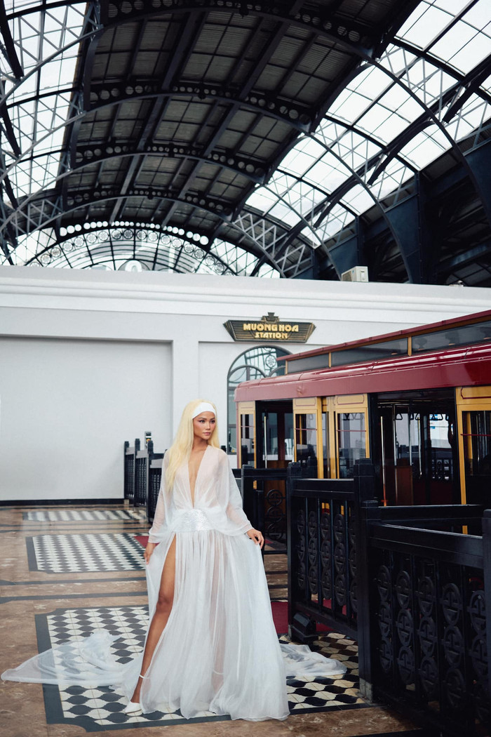 &nbsp;Trong chất liệu mỏng, chân váy xẻ tà làm nổi bật đôi chân thon gọn của người đẹp. &nbsp;