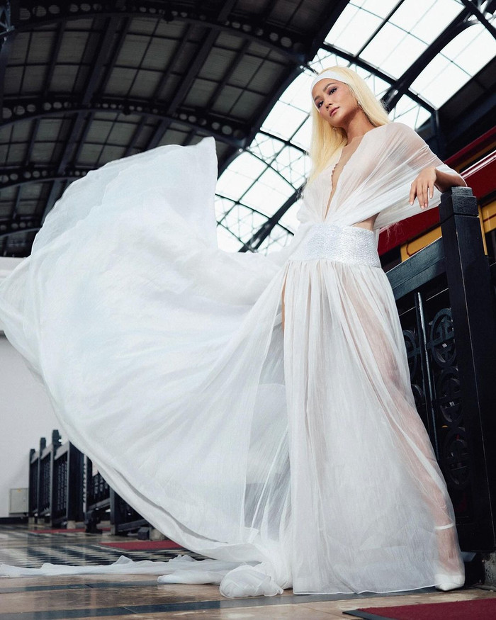 Là người đẹp thường xuyên thử sức với nhiều phong cách thời trang khác nhau, &nbsp;H'Hen Niê khiến người hâm mộ thích thú khi xuất hiện trong bộ cánh cách tân táo bạo. Chi tiết chít eo tuy nhỏ nhưng đóng vai trò điểm xuyết cho tổng thể trang phục.