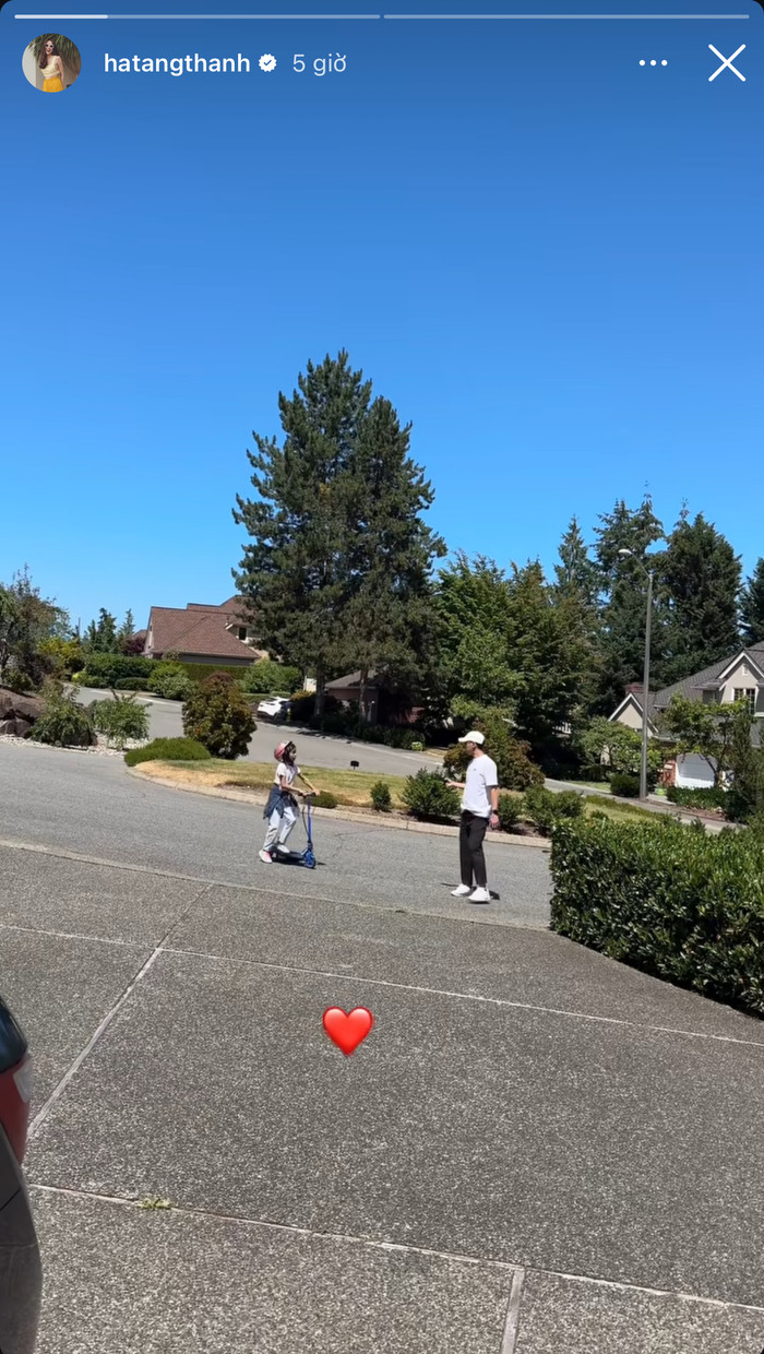 Tăng Thanh Hà khoe hình ảnh chồng và con gái đang chơi đùa kèm biểu tượng trái tim.