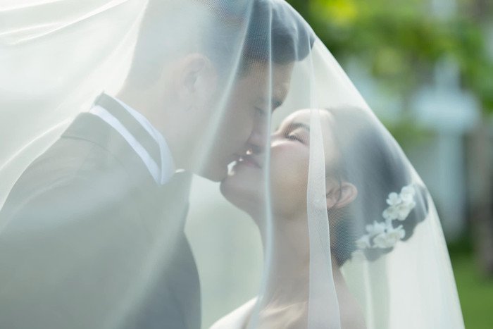 Cô dâu - chú rể trao nhau nụ hôn ngọt ngào.