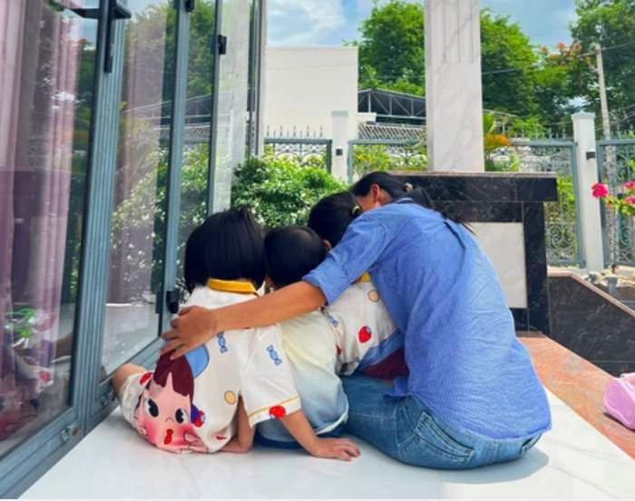 Cuộc đoàn tụ đầy xúc động của chị D và những đứa con của mình.