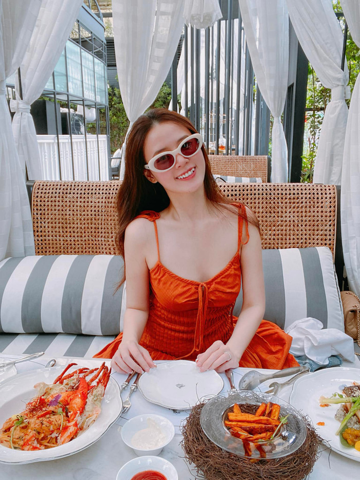 Midu đến dùng bữa sang chảnh.