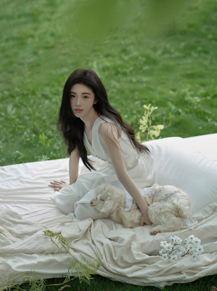 Cúc Tịnh Y bị công ty quản lý cũ ngăn cản phát triển sự nghiệp.