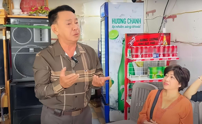 Nam nghệ sĩ chạy xe từ Cần Giuộc lên Quận 7 mỗi ngày để bưng bê ở quán cơm của một người em kết nghĩa.