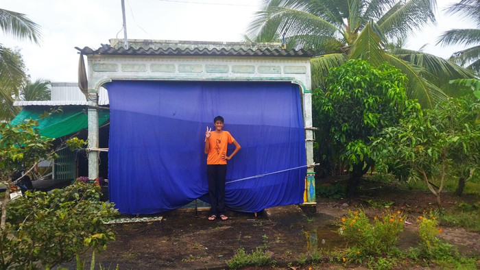 Chàng trai gặp nhiều khó khăn khi sở hữu chiều cao khủng