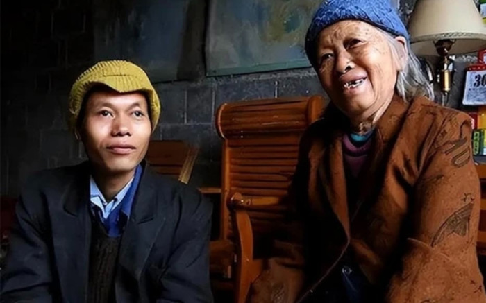 Bất chấp định kiến xã hội, chàng trai 24 tuổi cưới cụ bà 71 làm vợ Ảnh 2