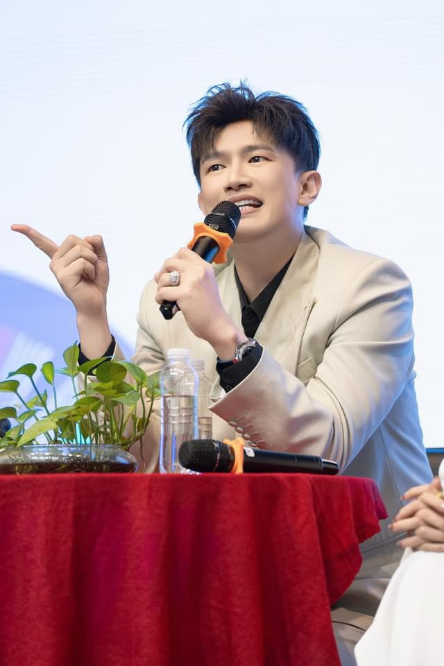 Dược sĩ Tiến gọi thẳng tên Hoàng Thuỳ: Bạn đang cố tạo ra nhiều câu chuyện.