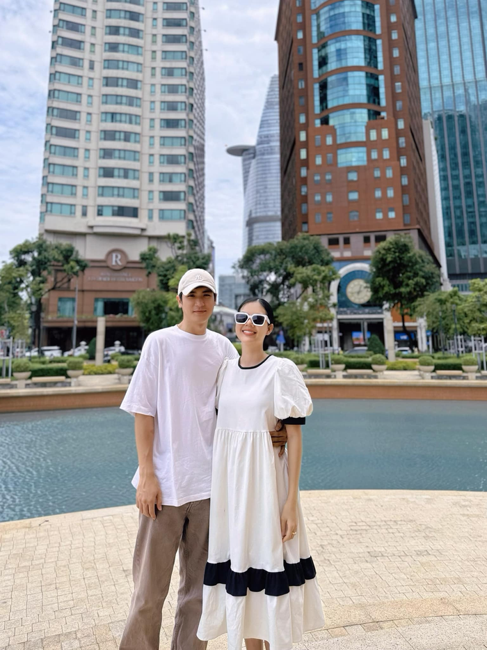 Thông qua hình ảnh, vòng hai của Ngọc Trinh chưa quá to để mặc áo rộng dáng. Tuy nhiên, cô vẫn chọn đầm bầu để thoải mái di chuyển, ăn uống thả ga.