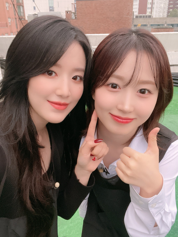 Hai nữ ca sĩ nổi tiếng gây tranh cãi khi ngửi chân nhau Ảnh 1