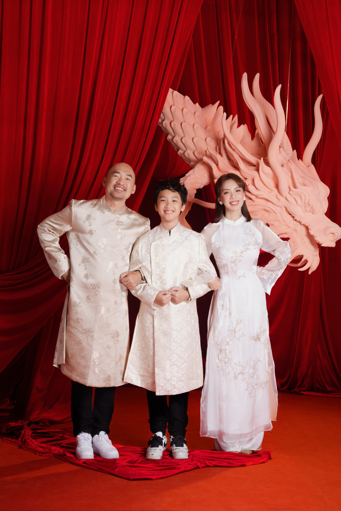 Con trai Thu Trang – Tiến Luật: 10 tuổi đẹp như nam thần, chơi thể thao giỏi và bắn tiếng Pháp cực đỉnh Ảnh 2