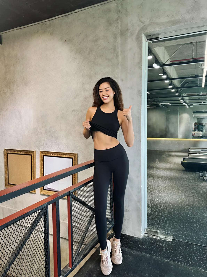 Hoa hậu Khánh Vân khoe vòng eo con kiến, xóa tan tin đồn bầu bí. Ảnh FBNV