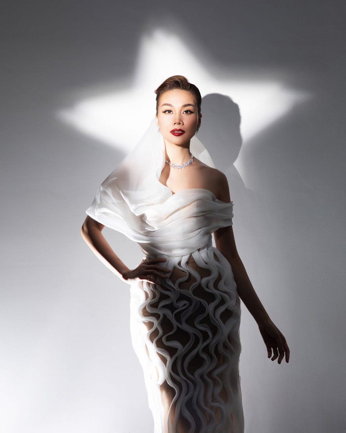 Thanh Hằng diện váy siết eo, dát phụ kiện hơn 3 tỷ như 'bà hoàng' Ảnh 4