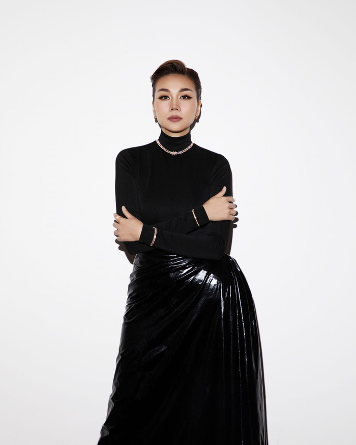 Thanh Hằng diện váy siết eo, dát phụ kiện hơn 3 tỷ như 'bà hoàng' Ảnh 5