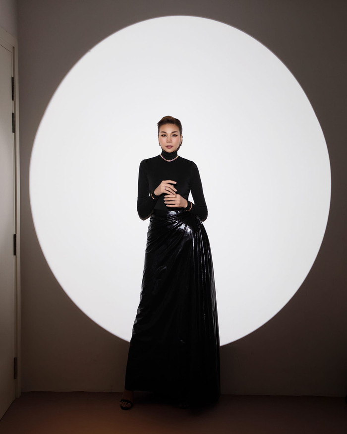 Thanh Hằng diện váy siết eo, dát phụ kiện hơn 3 tỷ như 'bà hoàng' Ảnh 6