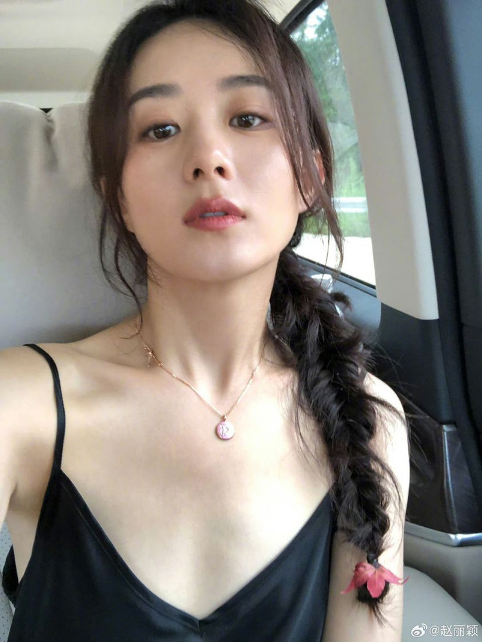 Cùng khoe ảnh mặt mộc, Triệu Lệ Dĩnh bị chê kém sang, Lưu Diệc Phi lại được khen hết lời vì khí chất Ảnh 3