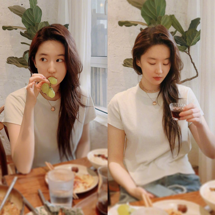 Cùng khoe ảnh mặt mộc, Triệu Lệ Dĩnh bị chê kém sang, Lưu Diệc Phi lại được khen hết lời vì khí chất Ảnh 2