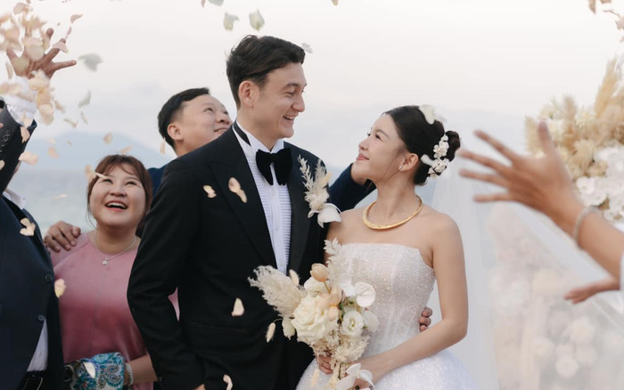 Váy cưới vợ thủ môn Đặng Văn Lâm đính hơn 10.000 viên pha lê Ảnh 2