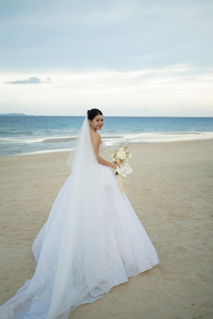 Dù không gian đám cưới của Đặng Văn Lâm và bà xã Yến Xuân khá riêng tư nhưng trang phục lại được đầu từ cực kỳ chỉn chu, xa xỉ.